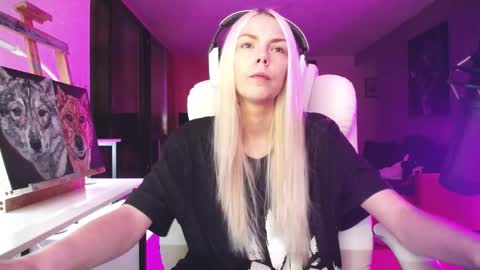 Snapshot of tinykylie chatting on 10.30.25 stage Kylie Sinner brand CLITBAIT online show from 10.30.25