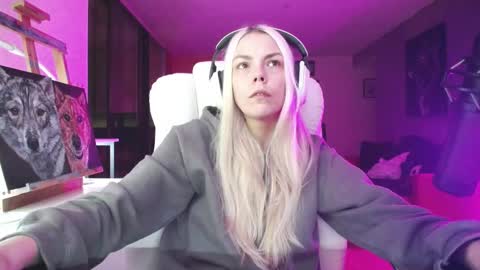 Snapshot of tinykylie chatting on 10.31.25 stage Kylie Sinner brand CLITBAIT online show from 10.31.25