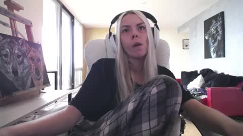 Snapshot of tinykylie chatting on 11.01.25 stage Kylie Sinner brand CLITBAIT online show from 11.01.25