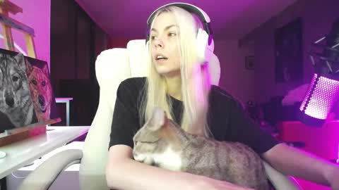 Snapshot of tinykylie chatting on 11.02.25 stage Kylie Sinner brand CLITBAIT online show from 11.02.25