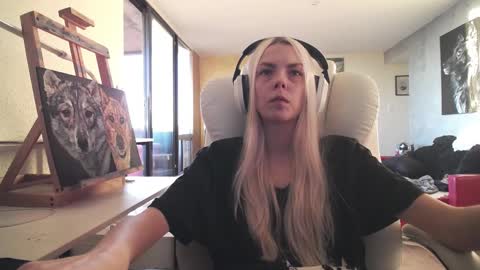 Snapshot of tinykylie chatting on 11.02.25 stage Kylie Sinner brand CLITBAIT online show from 11.02.25