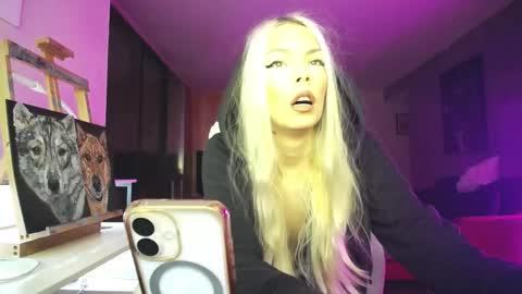 Snapshot of tinykylie chatting on 11.03.25 stage Kylie Sinner brand CLITBAIT online show from 11.03.25