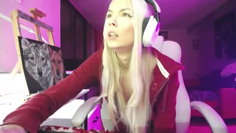 Snapshot of tinykylie chatting on 11.05.25 stage Kylie Sinner brand CLITBAIT online show from 11.05.25