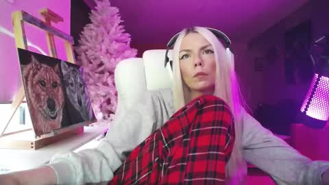 Snapshot of tinykylie chatting on 11.07.25 stage Kylie Sinner brand CLITBAIT online show from 11.07.25