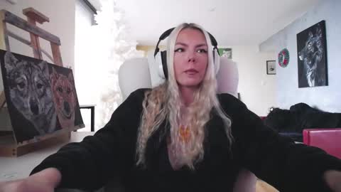 Snapshot of tinykylie chatting on 11.08.25 stage Kylie Sinner brand CLITBAIT online show from 11.08.25