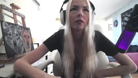 Snapshot of tinykylie chatting on 11.09.25 stage Kylie Sinner brand CLITBAIT online show from 11.09.25