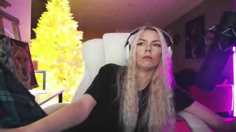 Snapshot of tinykylie chatting on 11.13.25 stage Kylie Sinner brand CLITBAIT online show from 11.13.25