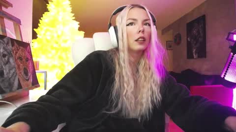 Snapshot of tinykylie chatting on 11.13.25 stage Kylie Sinner brand CLITBAIT online show from 11.13.25