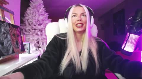 Snapshot of tinykylie chatting on 11.14.25 stage Kylie Sinner brand CLITBAIT online show from 11.14.25