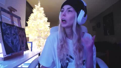 Snapshot of tinykylie chatting on 11.17.25 stage Kylie Sinner brand CLITBAIT online show from 11.17.25