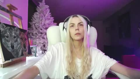 Snapshot of tinykylie chatting on 11.18.25 stage Kylie Sinner brand CLITBAIT online show from 11.18.25