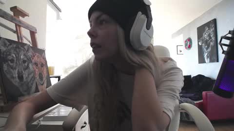 Snapshot of tinykylie chatting on 11.19.25 stage Kylie Sinner brand CLITBAIT online show from 11.19.25