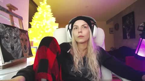 Snapshot of tinykylie chatting on 11.20.25 stage Kylie Sinner brand CLITBAIT online show from 11.20.25