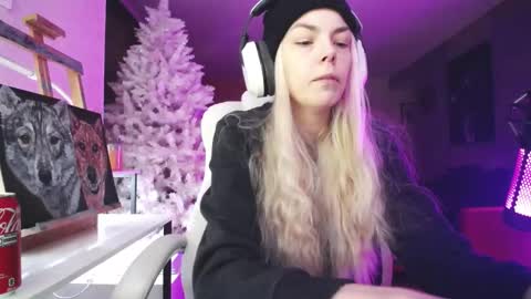 Snapshot of tinykylie chatting on 11.20.25 stage Kylie Sinner brand CLITBAIT online show from 11.20.25