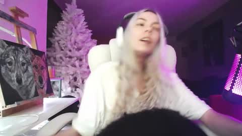 Snapshot of tinykylie chatting on 11.21.25 stage Kylie Sinner brand CLITBAIT online show from 11.21.25