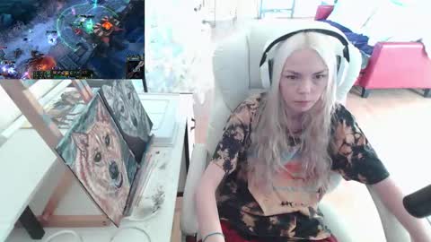 Snapshot of tinykylie chatting on 11.25.25 stage Kylie Sinner brand CLITBAIT online show from 11.25.25