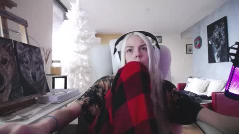 Snapshot of tinykylie chatting on 11.26.25 stage Kylie Sinner brand CLITBAIT online show from 11.26.25