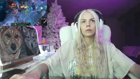 Snapshot of tinykylie chatting on 11.27.25 stage Kylie Sinner brand CLITBAIT online show from 11.27.25