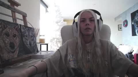 Snapshot of tinykylie chatting on 11.27.25 stage Kylie Sinner brand CLITBAIT online show from 11.27.25