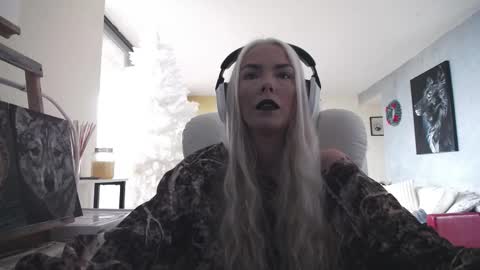 Snapshot of tinykylie chatting on 11.28.25 stage Kylie Sinner brand CLITBAIT online show from 11.28.25