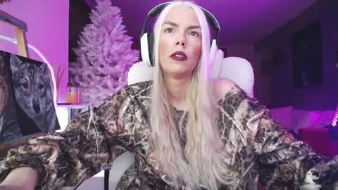 Snapshot of tinykylie chatting on 11.29.25 stage Kylie Sinner brand CLITBAIT online show from 11.29.25