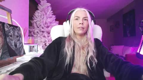 Snapshot of tinykylie chatting on 11.29.25 stage Kylie Sinner brand CLITBAIT online show from 11.29.25