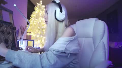 Snapshot of tinykylie chatting on 12.01.25 stage Kylie Sinner brand CLITBAIT online show from 12.01.25