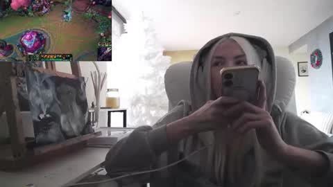 Snapshot of tinykylie chatting on 12.01.25 stage Kylie Sinner brand CLITBAIT online show from 12.01.25