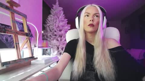 Snapshot of tinykylie chatting on 12.02.25 stage Kylie Sinner brand CLITBAIT online show from 12.02.25