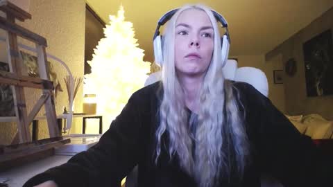 Snapshot of tinykylie chatting on 12.03.25 stage Kylie Sinner brand CLITBAIT online show from 12.03.25