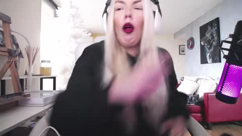 Snapshot of tinykylie chatting on 12.04.25 stage Kylie Sinner brand CLITBAIT online show from 12.04.25