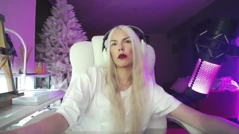 Snapshot of tinykylie chatting on 12.05.25 stage Kylie Sinner brand CLITBAIT online show from 12.05.25