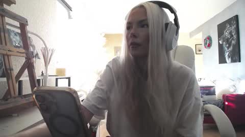 Snapshot of tinykylie chatting on 12.05.25 stage Kylie Sinner brand CLITBAIT online show from 12.05.25