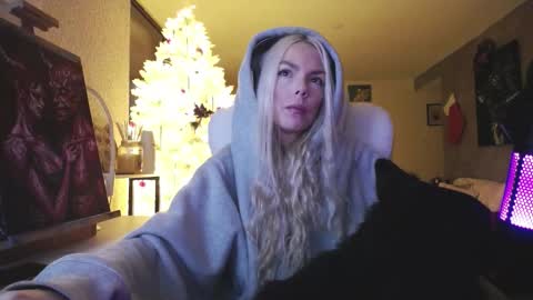 Snapshot of tinykylie chatting on 12.15.25 stage Kylie Sinner brand CLITBAIT online show from 12.15.25