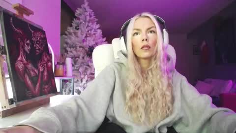 Snapshot of tinykylie chatting on 12.15.25 stage Kylie Sinner brand CLITBAIT online show from 12.15.25