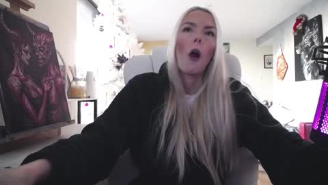 Snapshot of tinykylie chatting on 12.17.25 stage Kylie Sinner brand CLITBAIT online show from 12.17.25