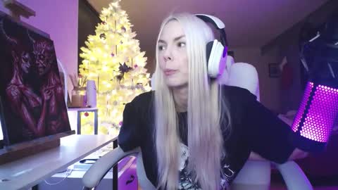 Snapshot of tinykylie chatting on 12.19.25 stage Kylie Sinner brand CLITBAIT online show from 12.19.25