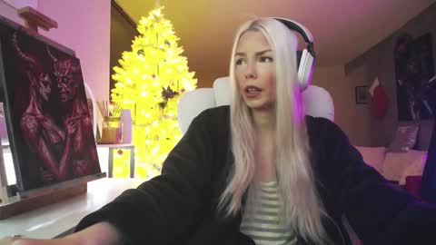 Snapshot of tinykylie chatting on 12.21.25 stage Kylie Sinner brand CLITBAIT online show from 12.21.25