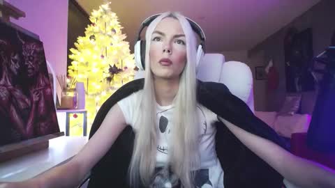 Snapshot of tinykylie chatting on 12.22.25 stage Kylie Sinner brand CLITBAIT online show from 12.22.25