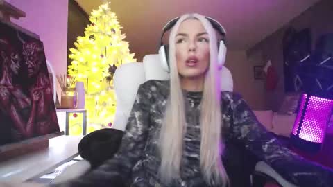 Snapshot of tinykylie chatting on 12.22.25 stage Kylie Sinner brand CLITBAIT online show from 12.22.25