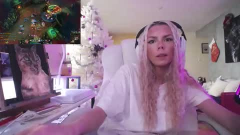 Snapshot of tinykylie chatting on 01.11.26 stage Kylie Sinner brand CLITBAIT online show from 01.11.26