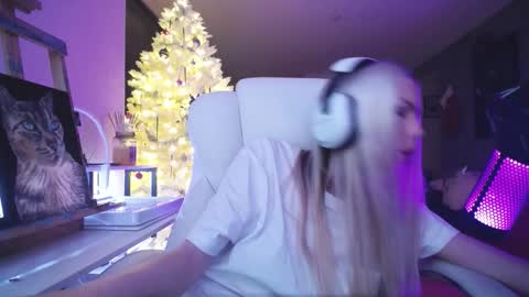 Snapshot of tinykylie chatting on 01.13.26 stage Kylie Sinner brand CLITBAIT online show from 01.13.26