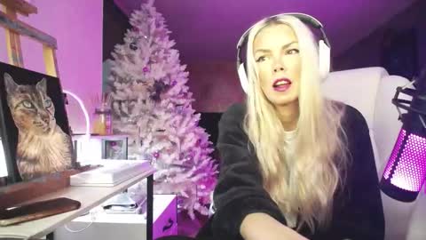 Snapshot of tinykylie chatting on 01.14.26 stage Kylie Sinner brand CLITBAIT online show from 01.14.26