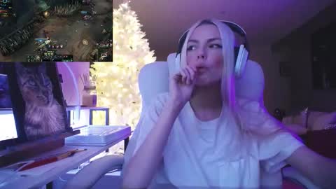 Snapshot of tinykylie chatting on 01.14.26 stage Kylie Sinner brand CLITBAIT online show from 01.14.26