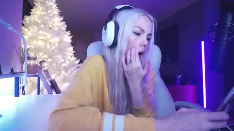 Snapshot of tinykylie chatting on 02.05.26 stage Kylie Sinner brand CLITBAIT online show from 02.05.26