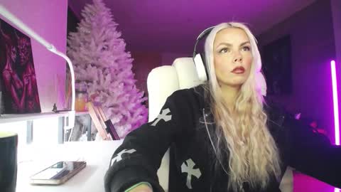 Snapshot of tinykylie chatting on 02.05.26 stage Kylie Sinner brand CLITBAIT online show from 02.05.26