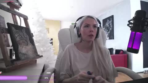 Snapshot of tinykylie chatting on 02.21.26 stage Kylie Sinner brand CLITBAIT online show from 02.21.26