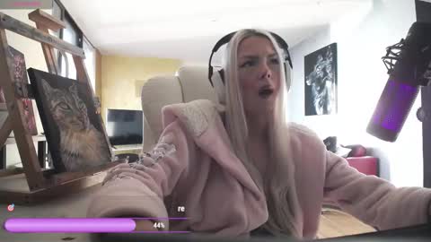 Snapshot of tinykylie chatting on 02.26.26 stage Kylie Sinner brand CLITBAIT online show from 02.26.26