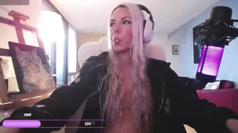 Snapshot of tinykylie chatting on 03.17.26 stage Kylie Sinner brand CLITBAIT online show from 03.17.26