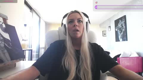Snapshot of tinykylie chatting on 06.04.26 stage Kylie Sinner brand CLITBAIT online show from 06.04.26